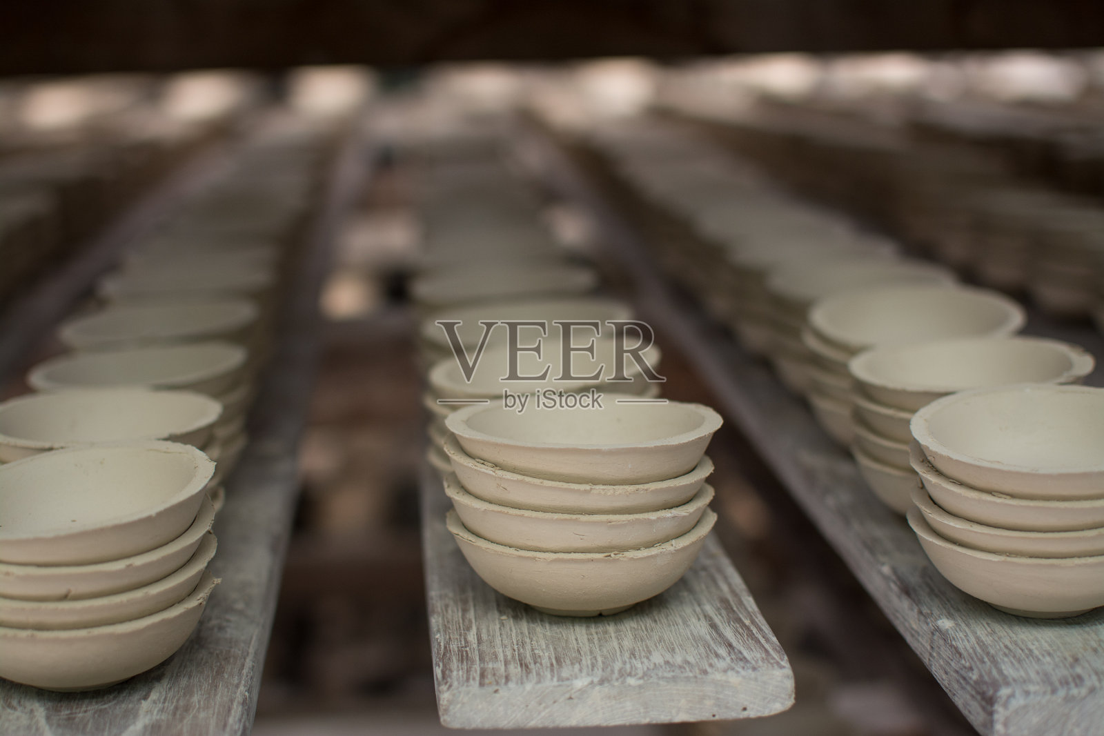 等待烧制的粘土碗，泰国南邦省的粘土陶器照片摄影图片