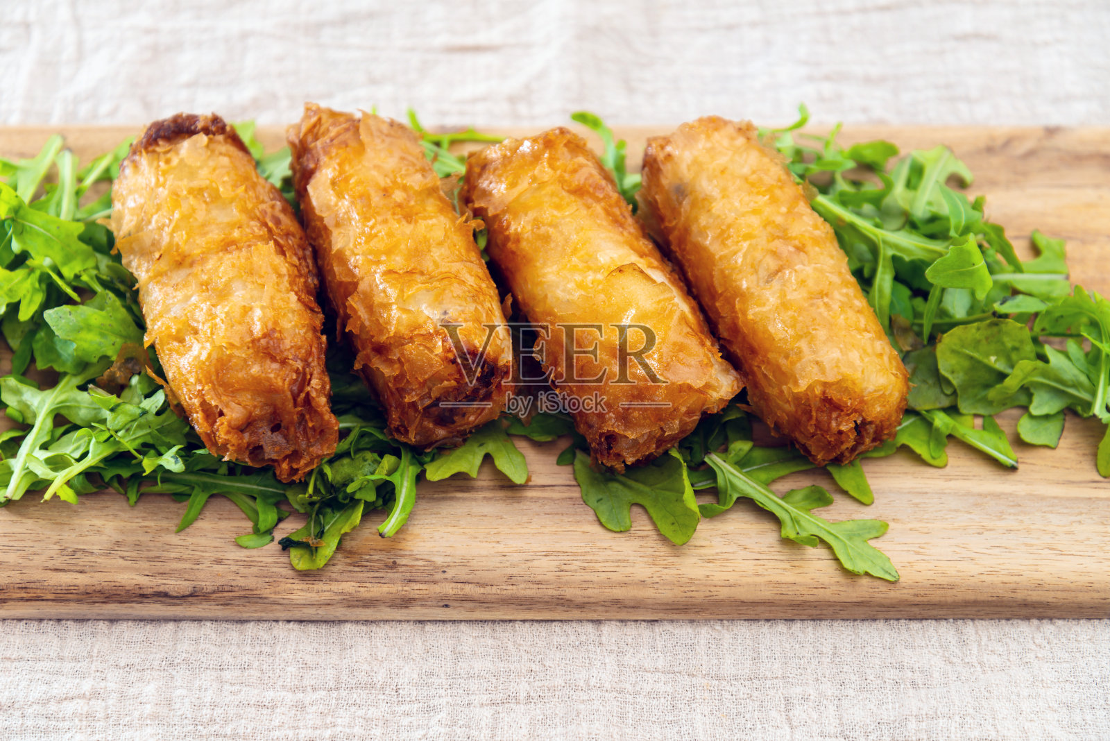 猪肉春卷猪肉馅的年糕，配酱汁照片摄影图片