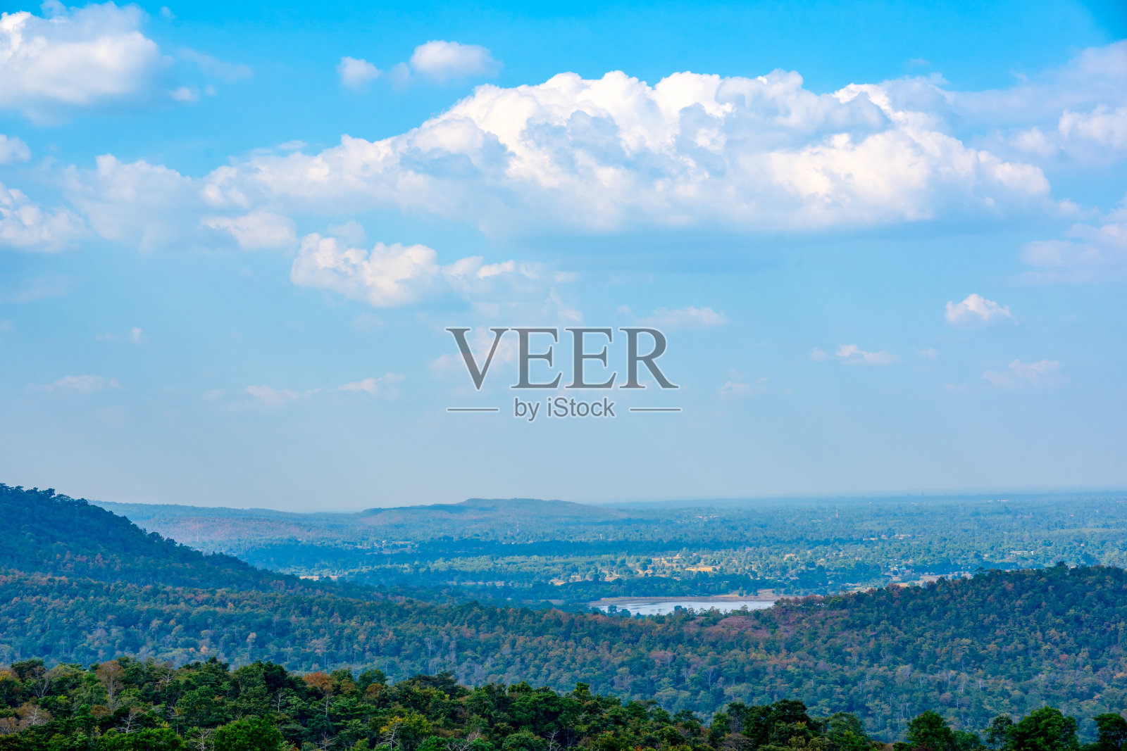 山上有森林、蓝天和云海照片摄影图片