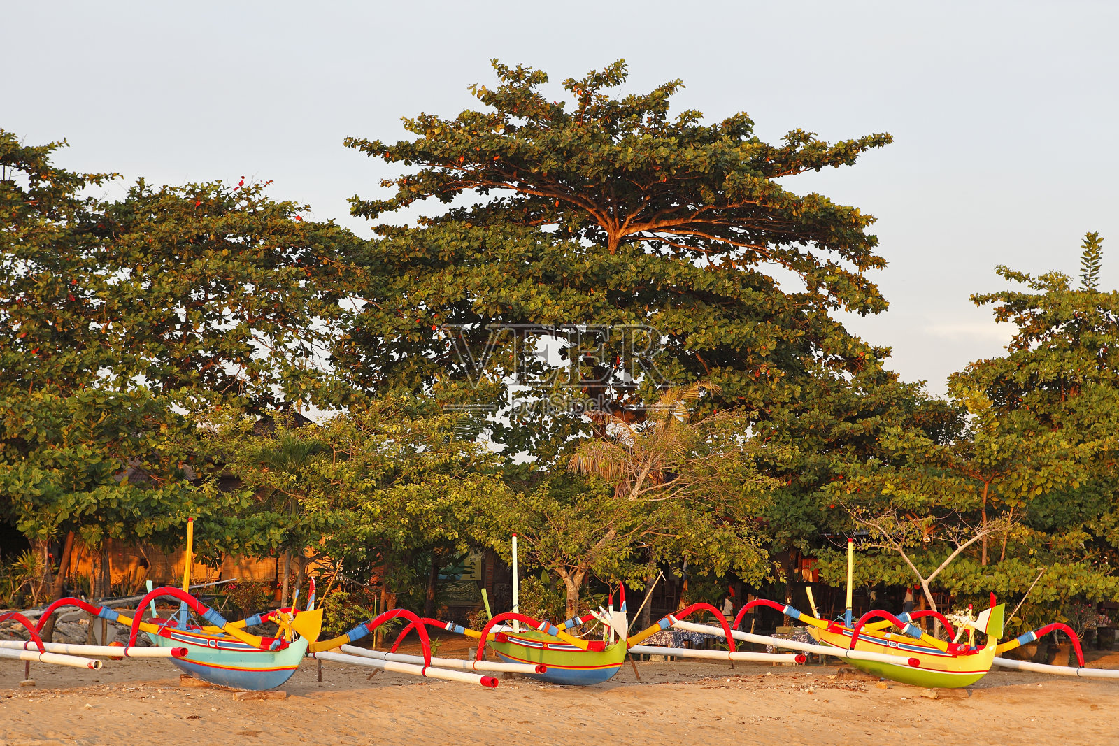 萨努尔海滩上的聚公渔船照片摄影图片