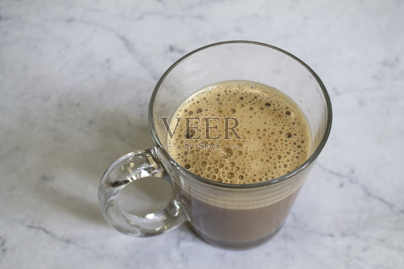 桌上有一杯浓缩咖啡照片摄影图片