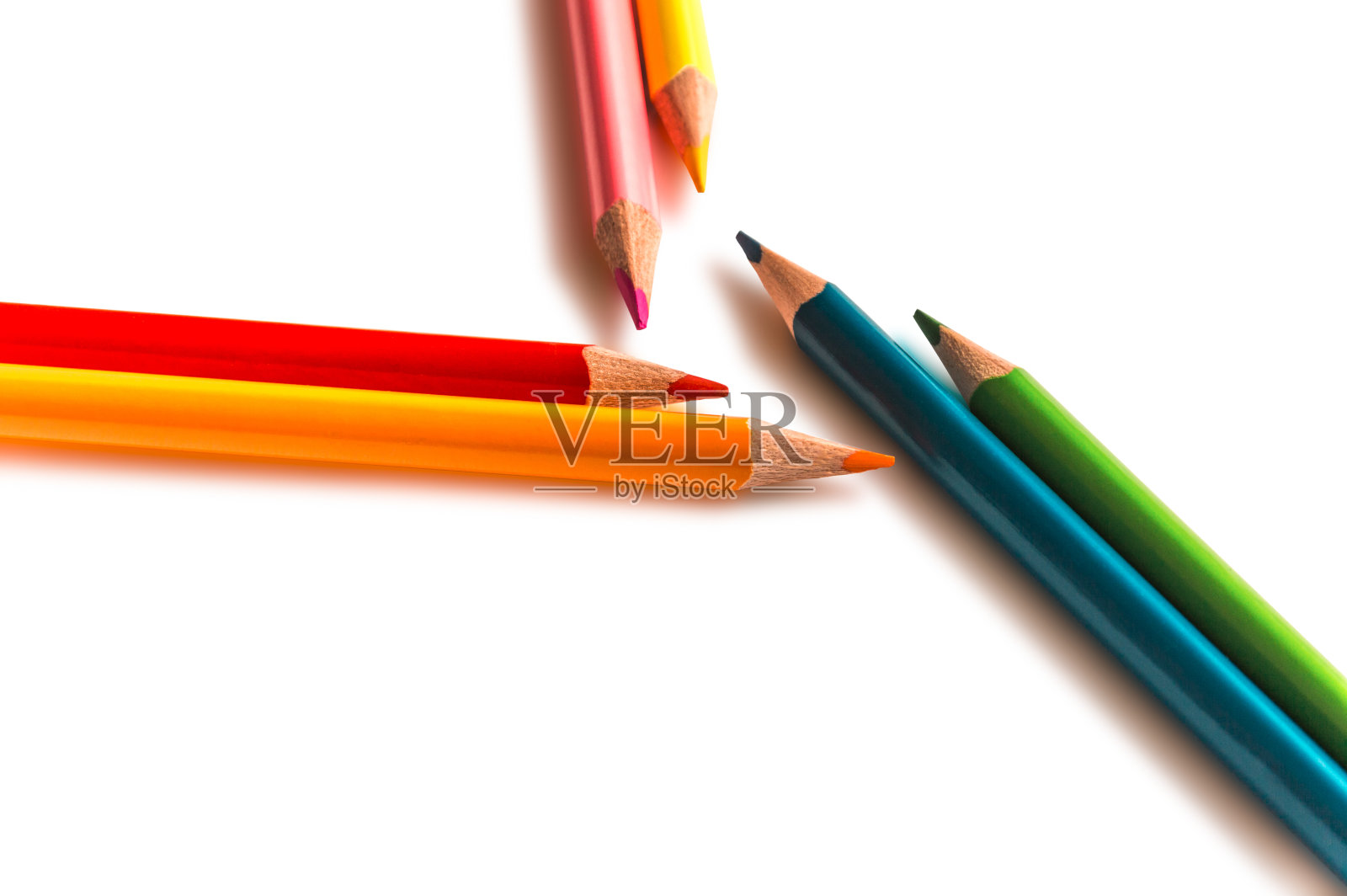 白色背景上的铅笔。照片摄影图片