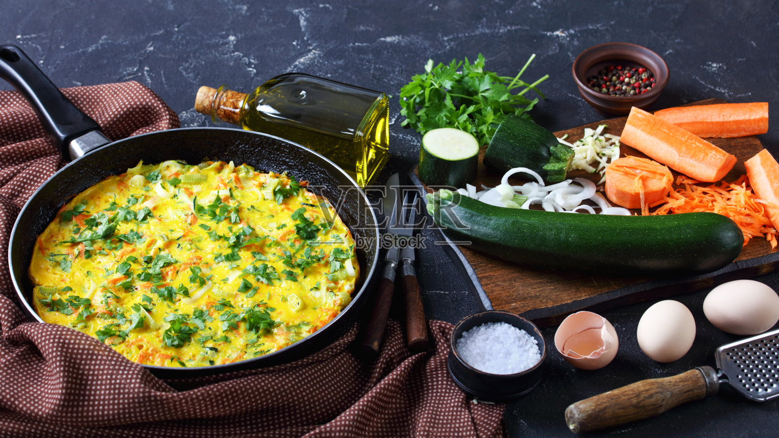 健康早餐:蔬菜鸡蛋煎蛋饼，西葫芦丝和胡萝卜照片摄影图片