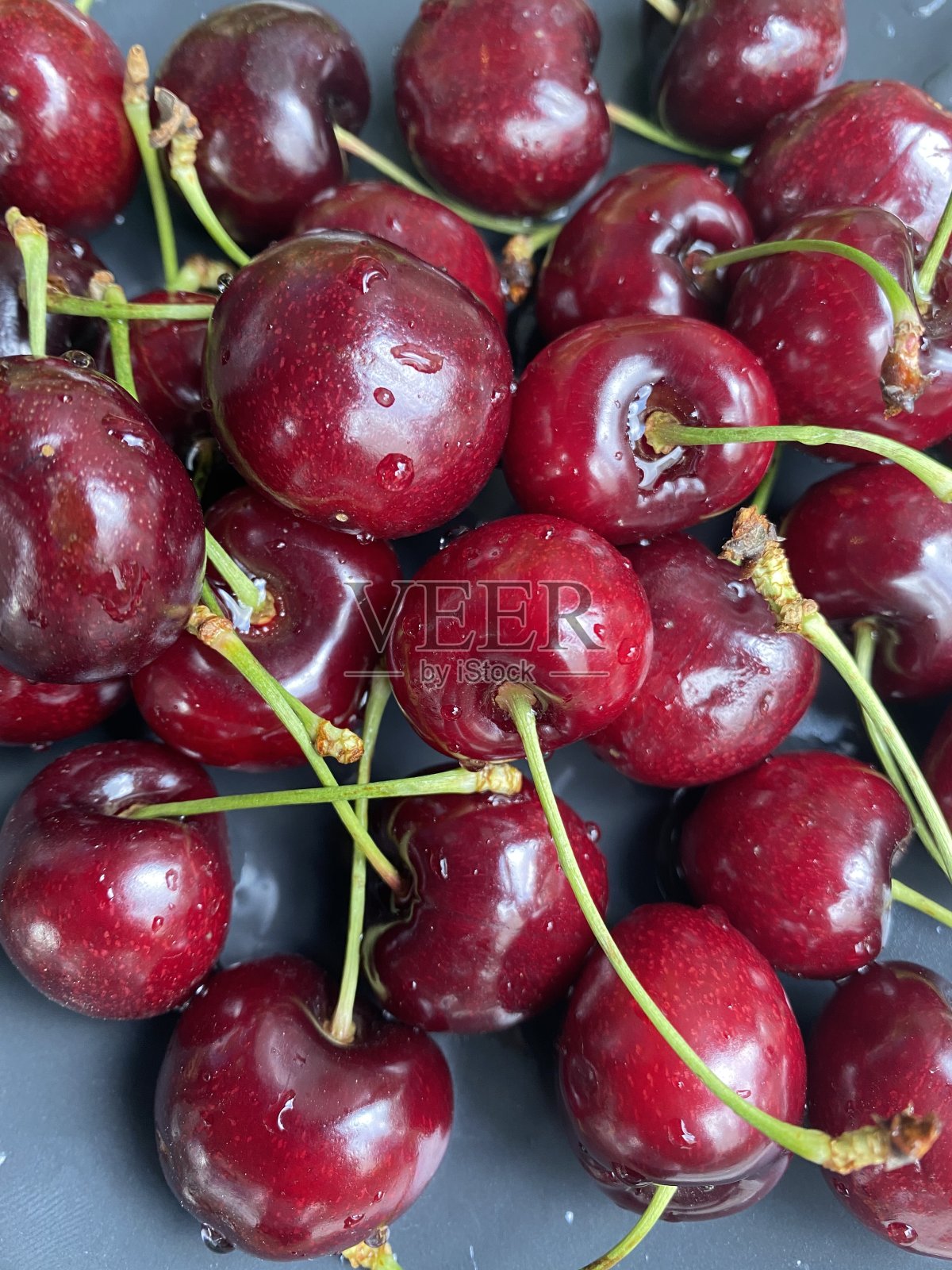 俯视图樱桃在盘子，特写照片摄影图片