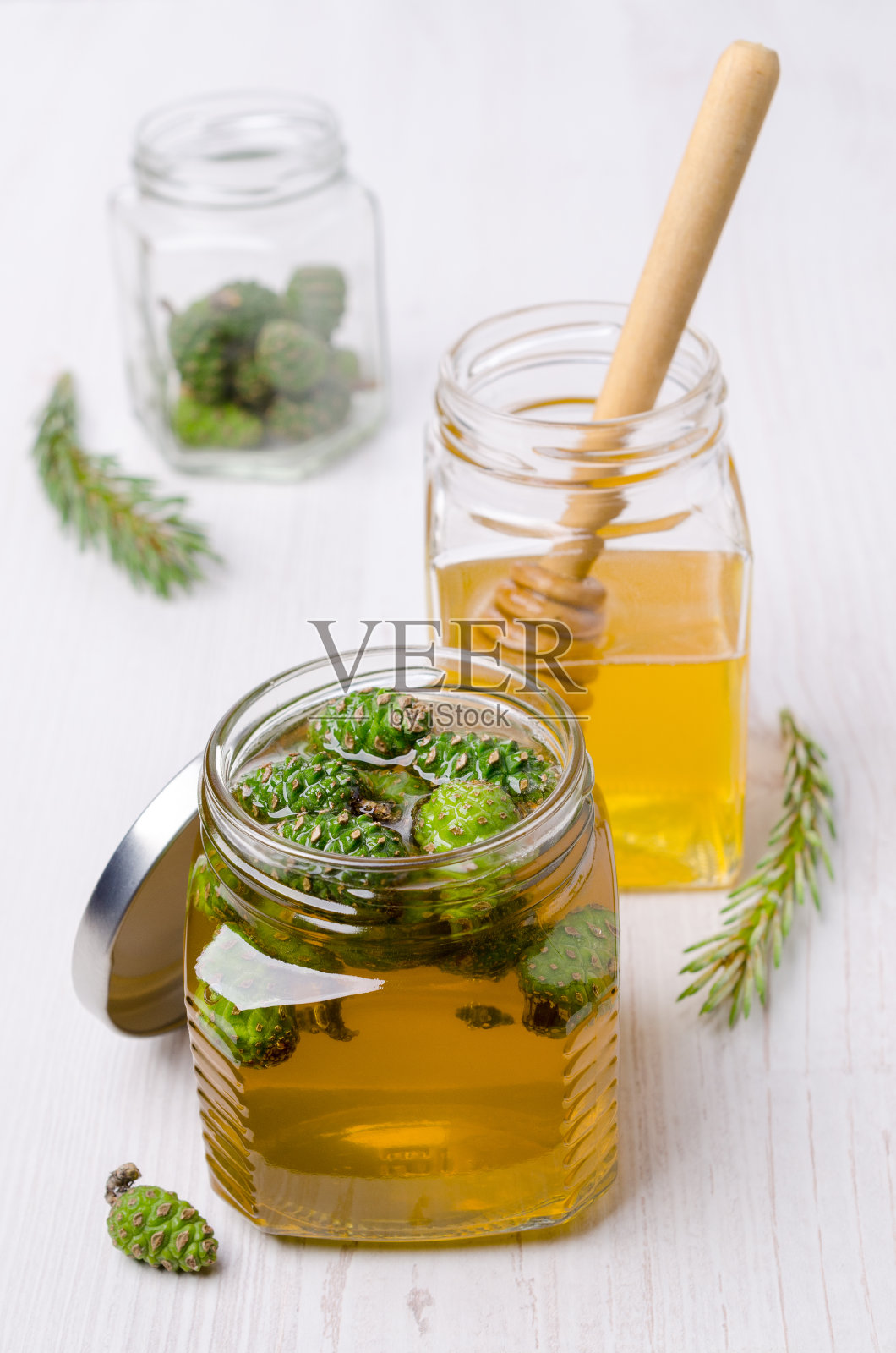 黄色糖浆中的绿色球果照片摄影图片