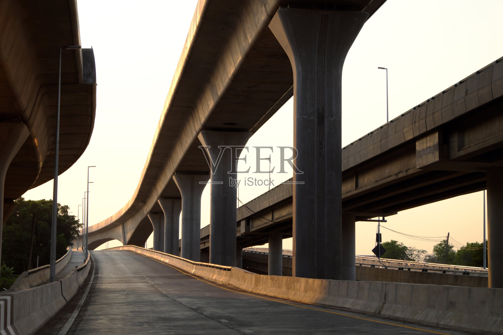 公路桥从下面看照片摄影图片