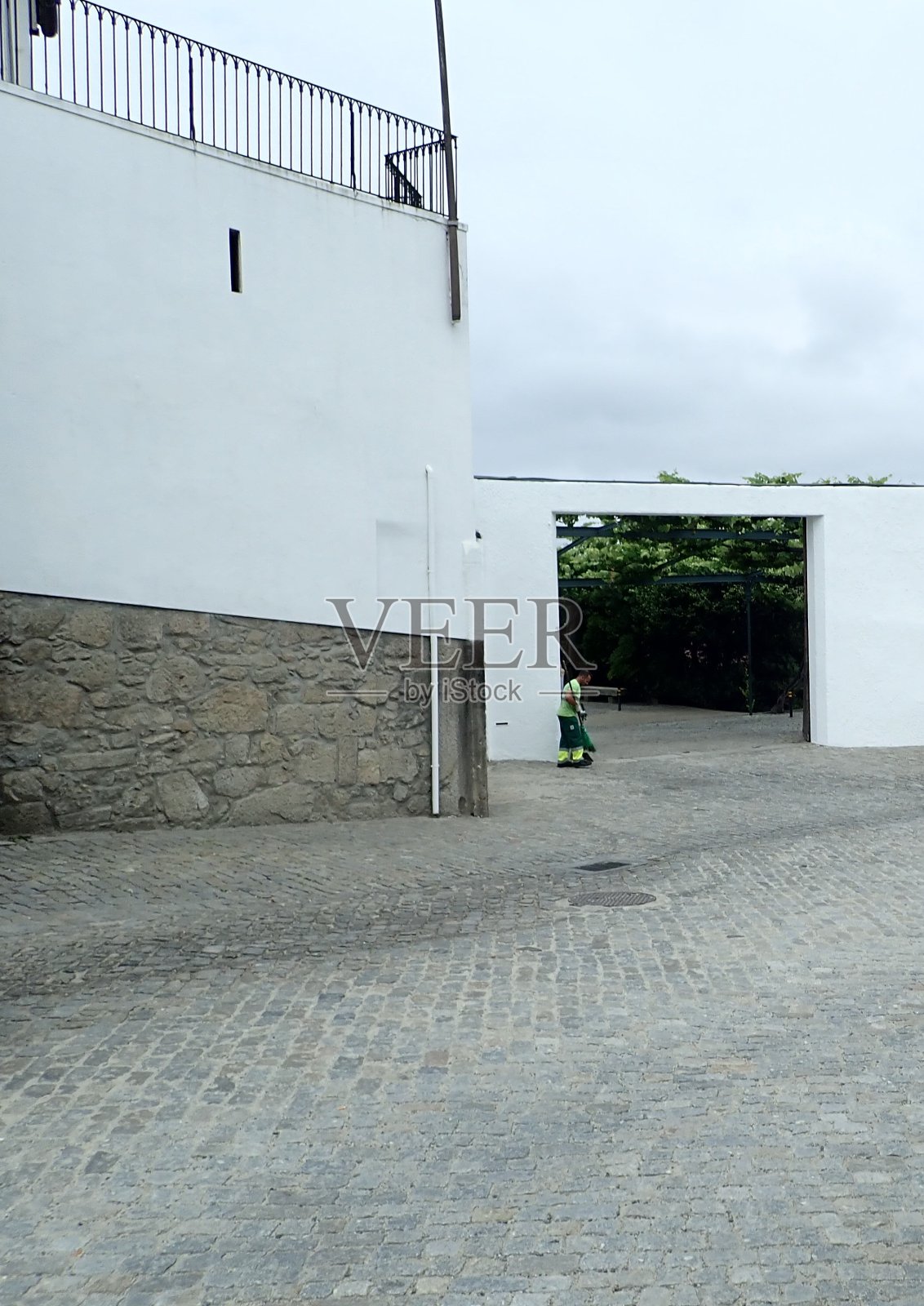 清洁街道和白色建筑的人照片摄影图片