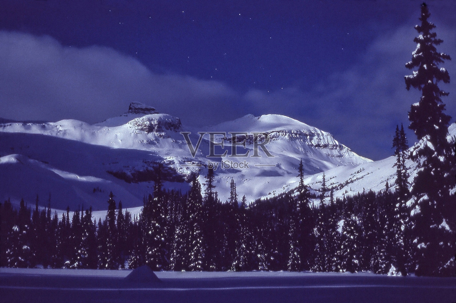 落基山脉的冬夜照片摄影图片