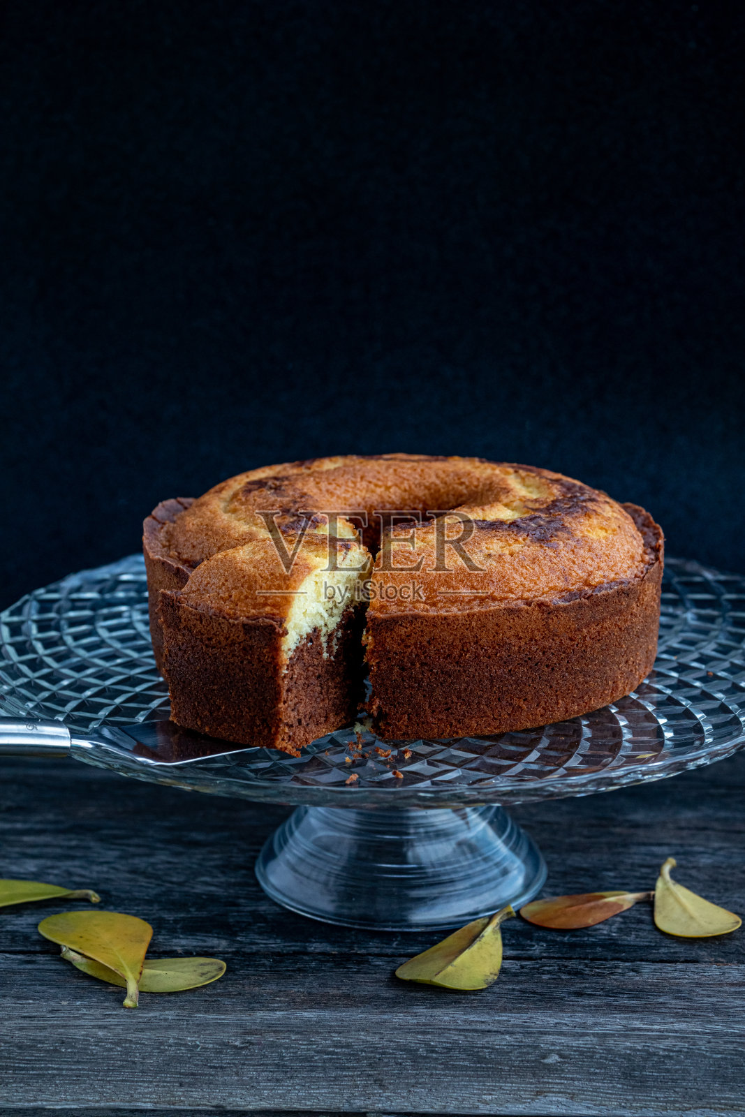 一种混合了奶油和巧克力的美味、柔软、美丽的蛋糕。照片摄影图片