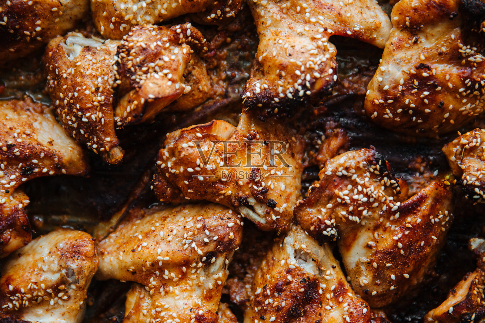 腌鸡翅。撒上芝麻粒照片摄影图片