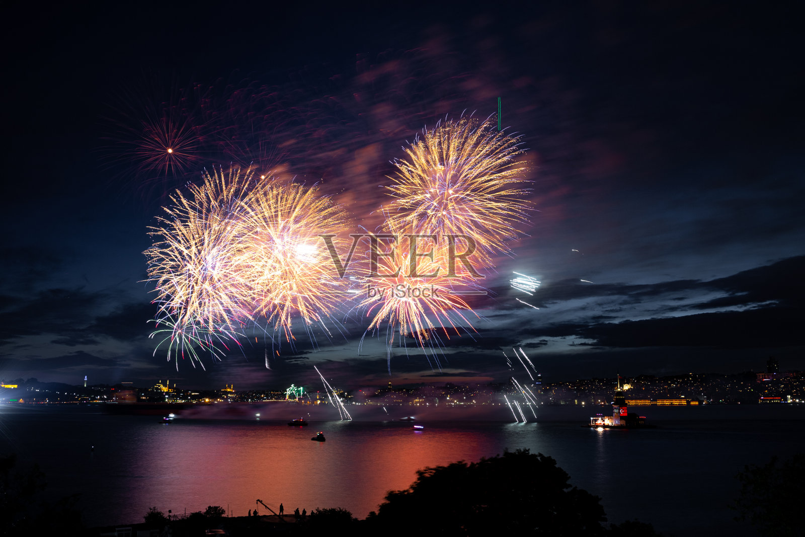 土耳其伊斯坦布尔市博斯普鲁斯海峡上空的烟花照片摄影图片