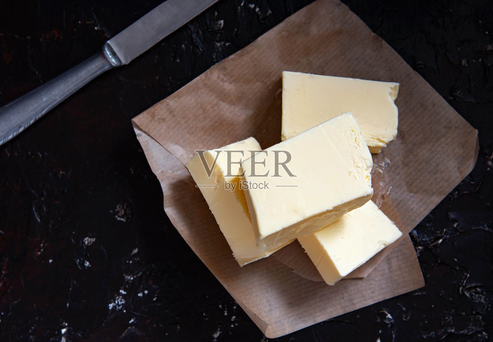 羊皮纸上的新鲜农场黄油。自制黄油照片摄影图片