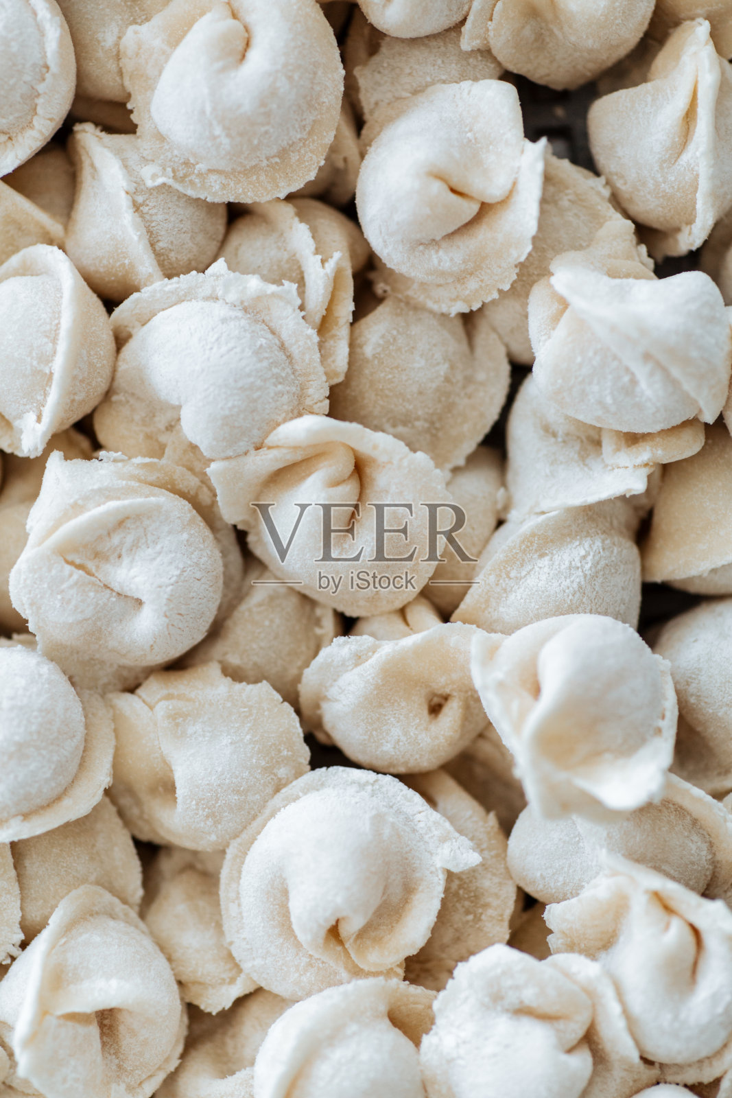 生饺子。俄罗斯国家食品。撒上面粉照片摄影图片