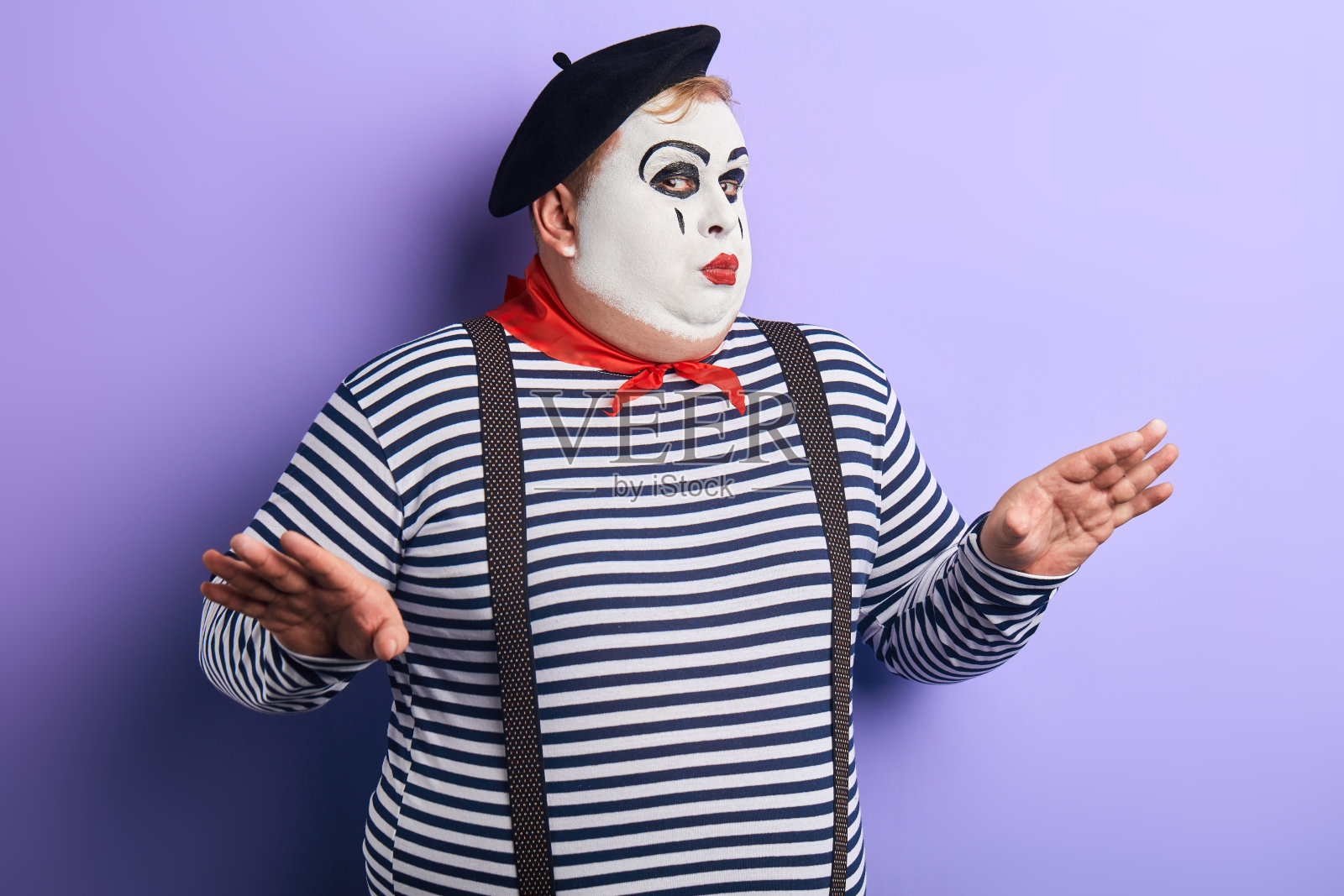 天才演员举起手臂表演哑剧照片摄影图片