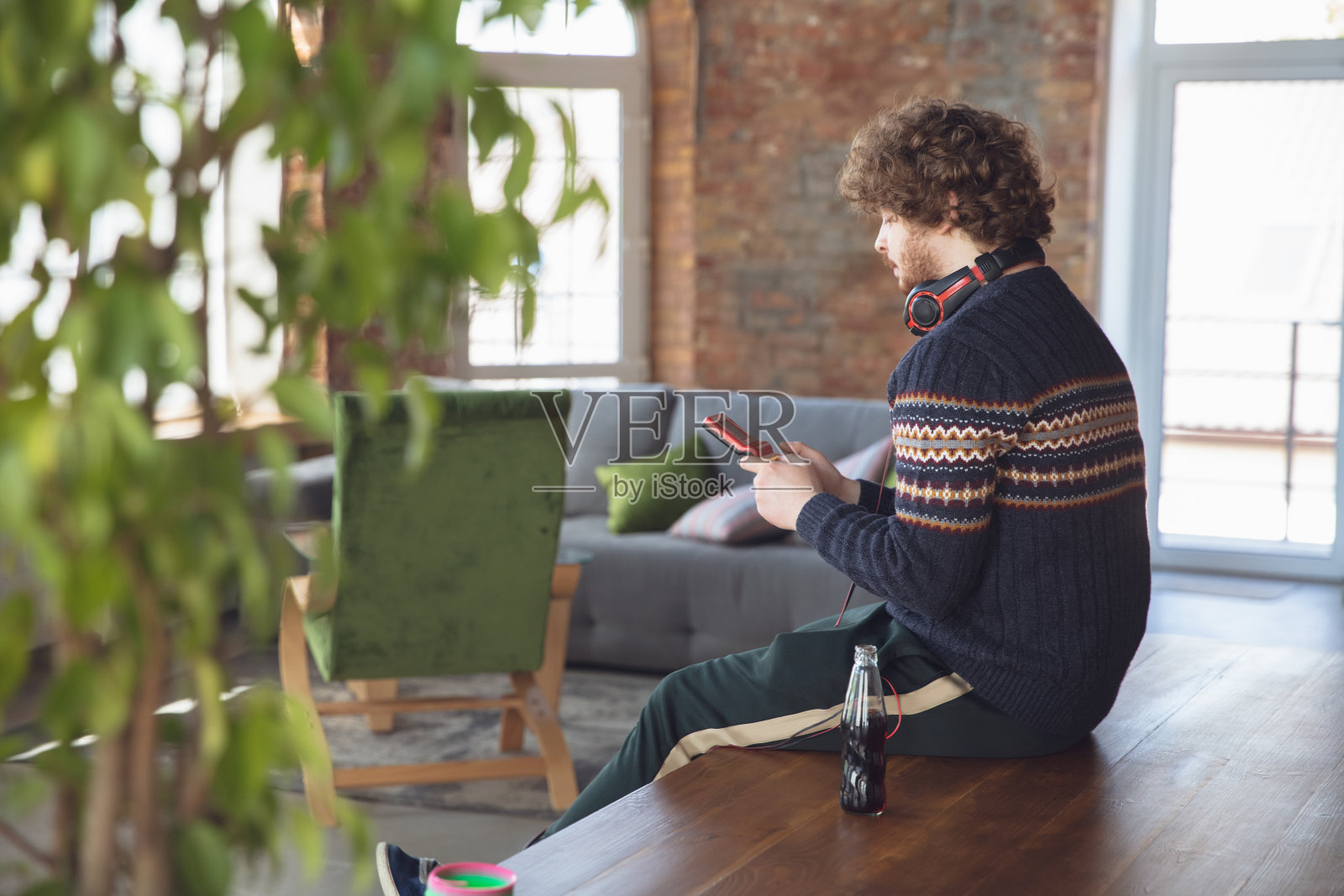 肖像千禧年男孩使用复古玩具，从过去的事物和享受乐趣，怀旧，富有表现力的玩俄罗斯方块照片摄影图片