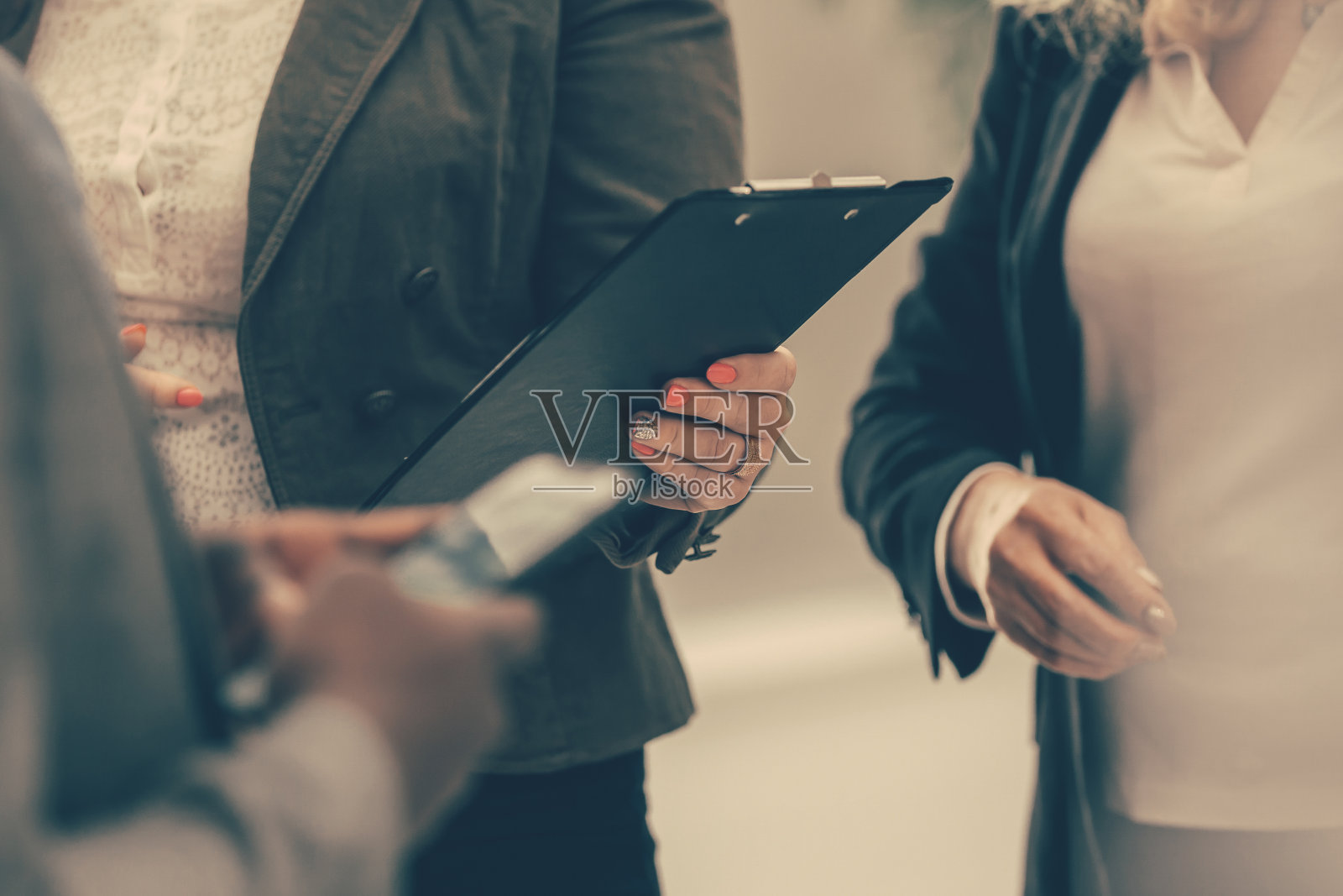 关闭了。同事们站在办公室里聊天照片摄影图片