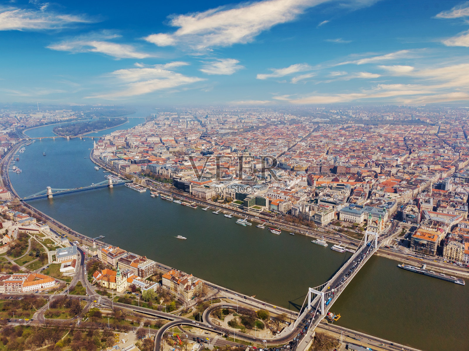 美丽的早晨布达佩斯的顶视图。额尔泽贝特桥和多瑙河的顶视图。匈牙利。照片摄影图片