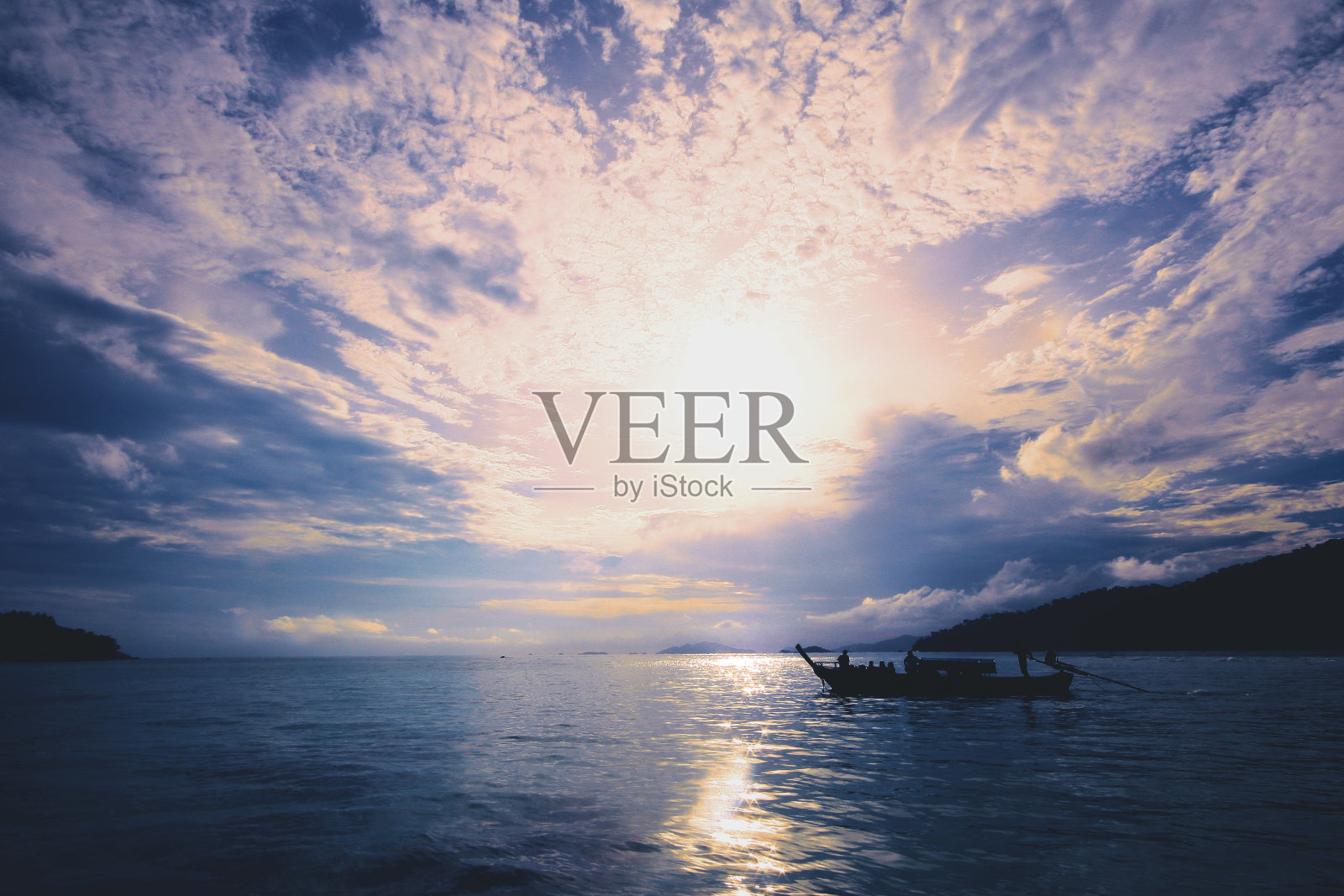 美丽的天堂与剪影的传统船在蓝色的大海与自然黄昏日落和天空中的云在泰国的萨图省照片摄影图片