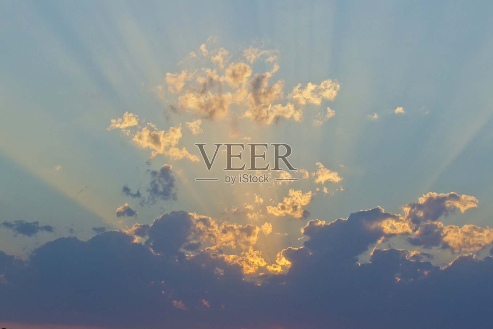 太阳在乌云后面照射照片摄影图片