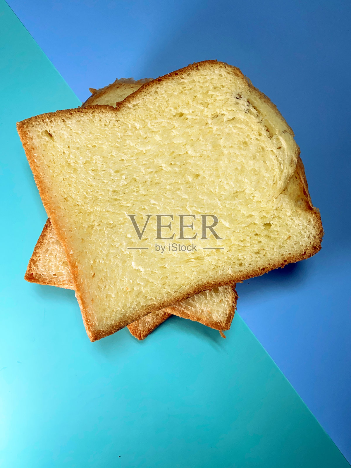 蓝色背景上的切片面包照片摄影图片