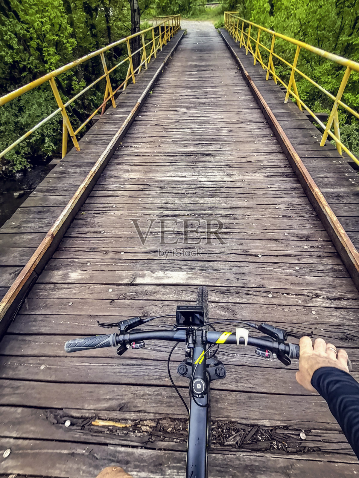 一名山地摩托车手正在穿越塞尔维亚的一座吊桥照片摄影图片