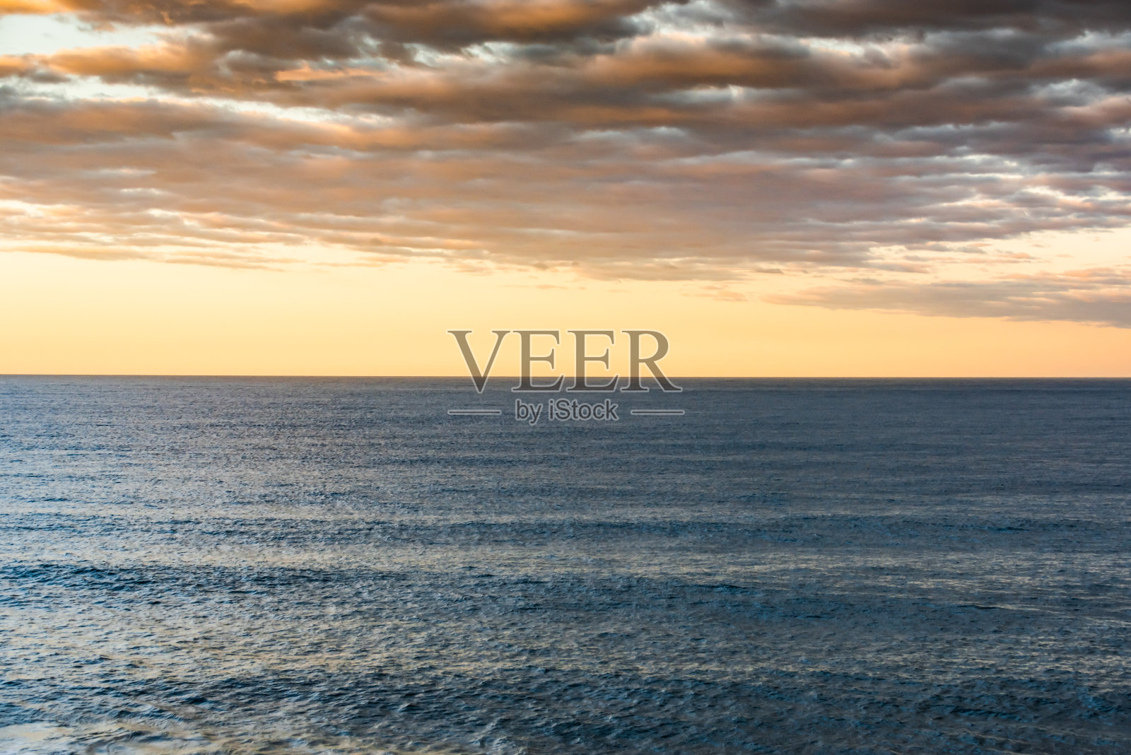 黄昏的天空和大海，用彩云和轻装的大海照片摄影图片