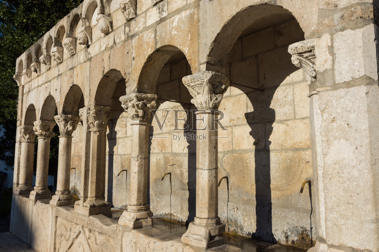 Isernia,莫利塞。“Fontana Fraterna”是一个优雅的公共喷泉，也是伊塞尼亚市的一个象征。照片摄影图片