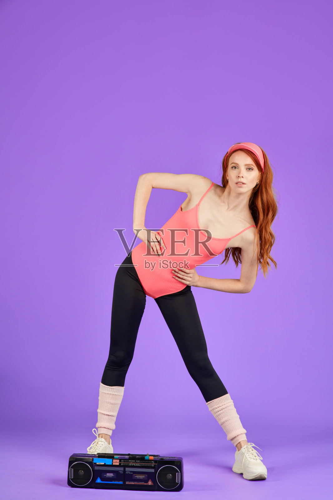 运动女性做腰部运动，双手侧弯放在臀部照片摄影图片