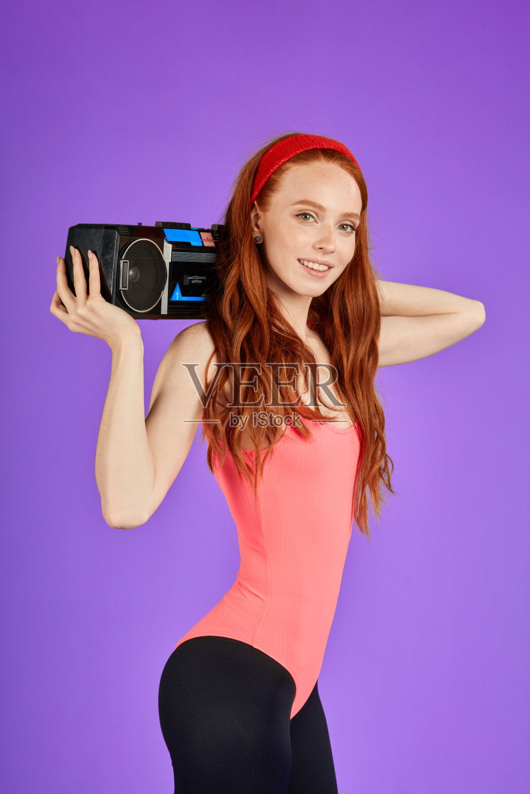 女生站在便携播放器旁，大声听着音乐照片摄影图片