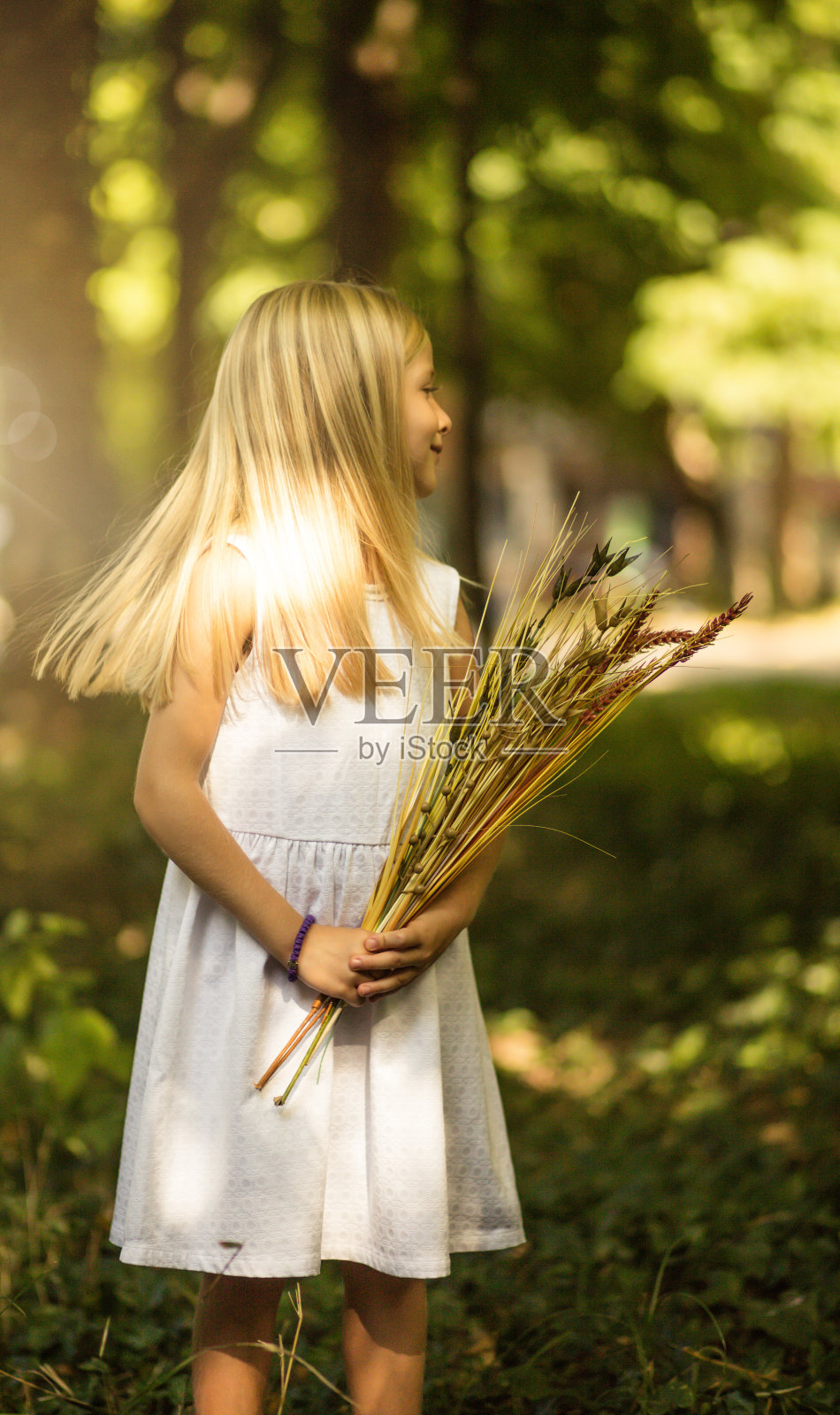 大自然是她的家。照片摄影图片