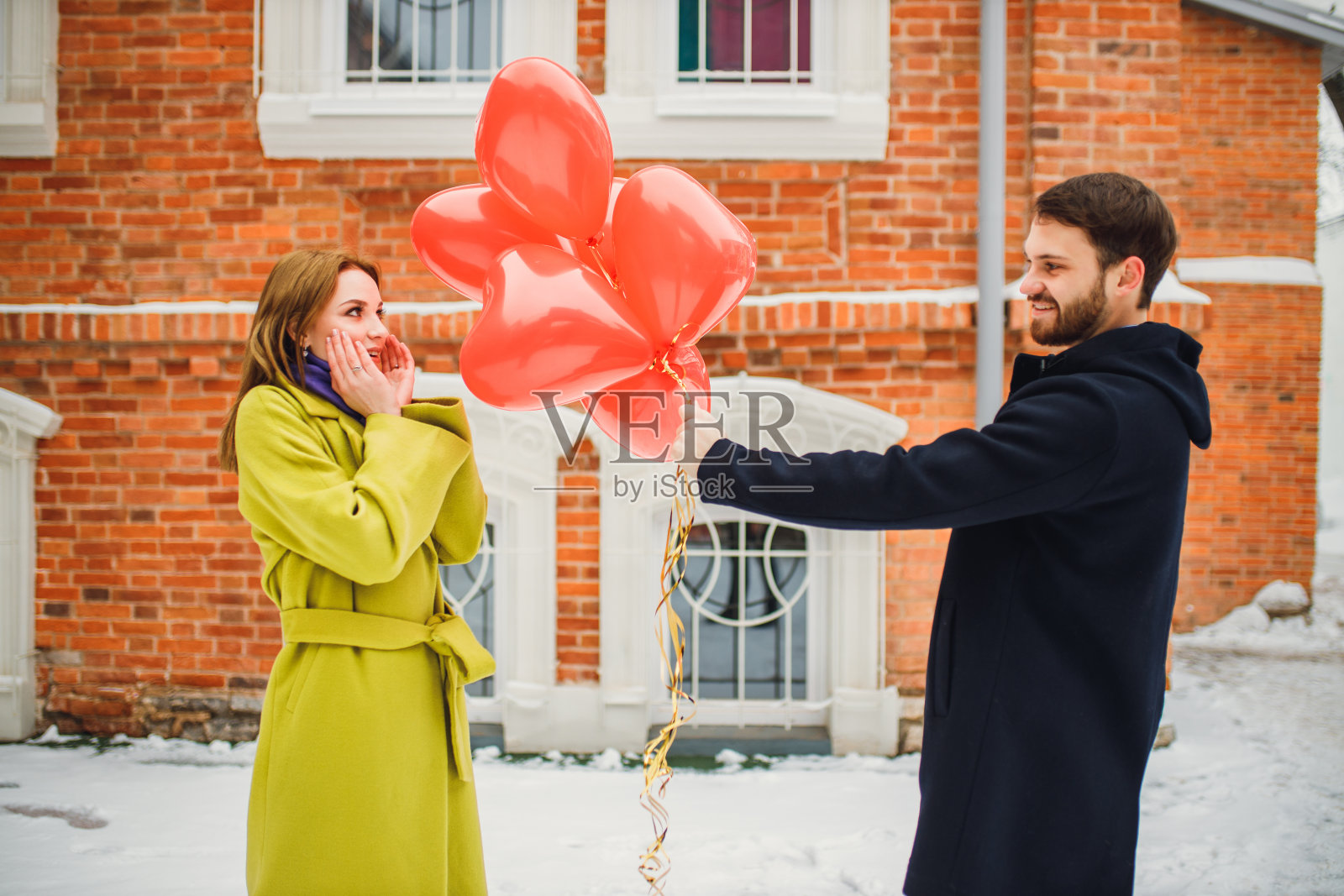 一对可爱的情侣在户外约会照片摄影图片