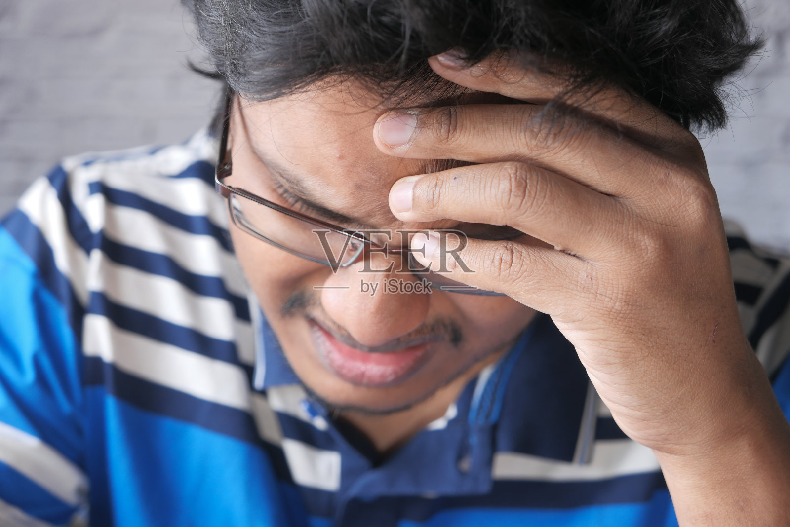 年轻男子遭受头痛的特写照片摄影图片