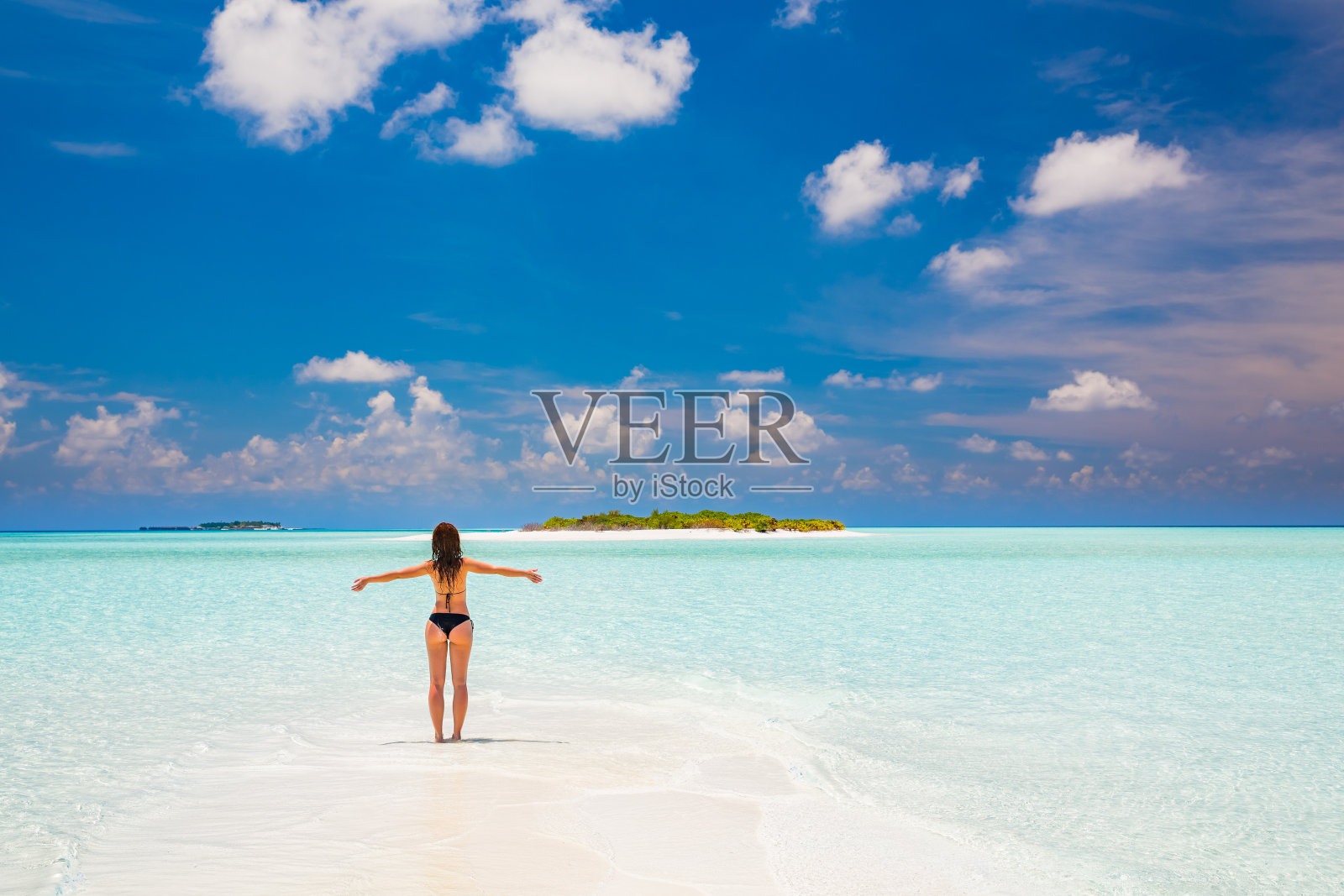 海滩上的年轻女子照片摄影图片