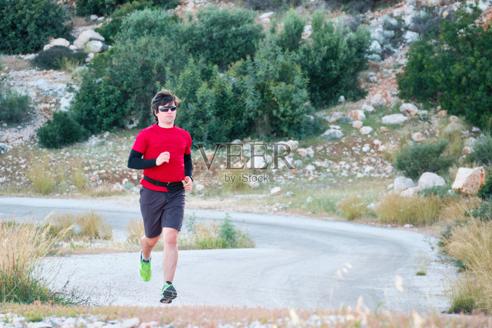 一个年轻人戴着太阳镜在乡村晨跑照片摄影图片