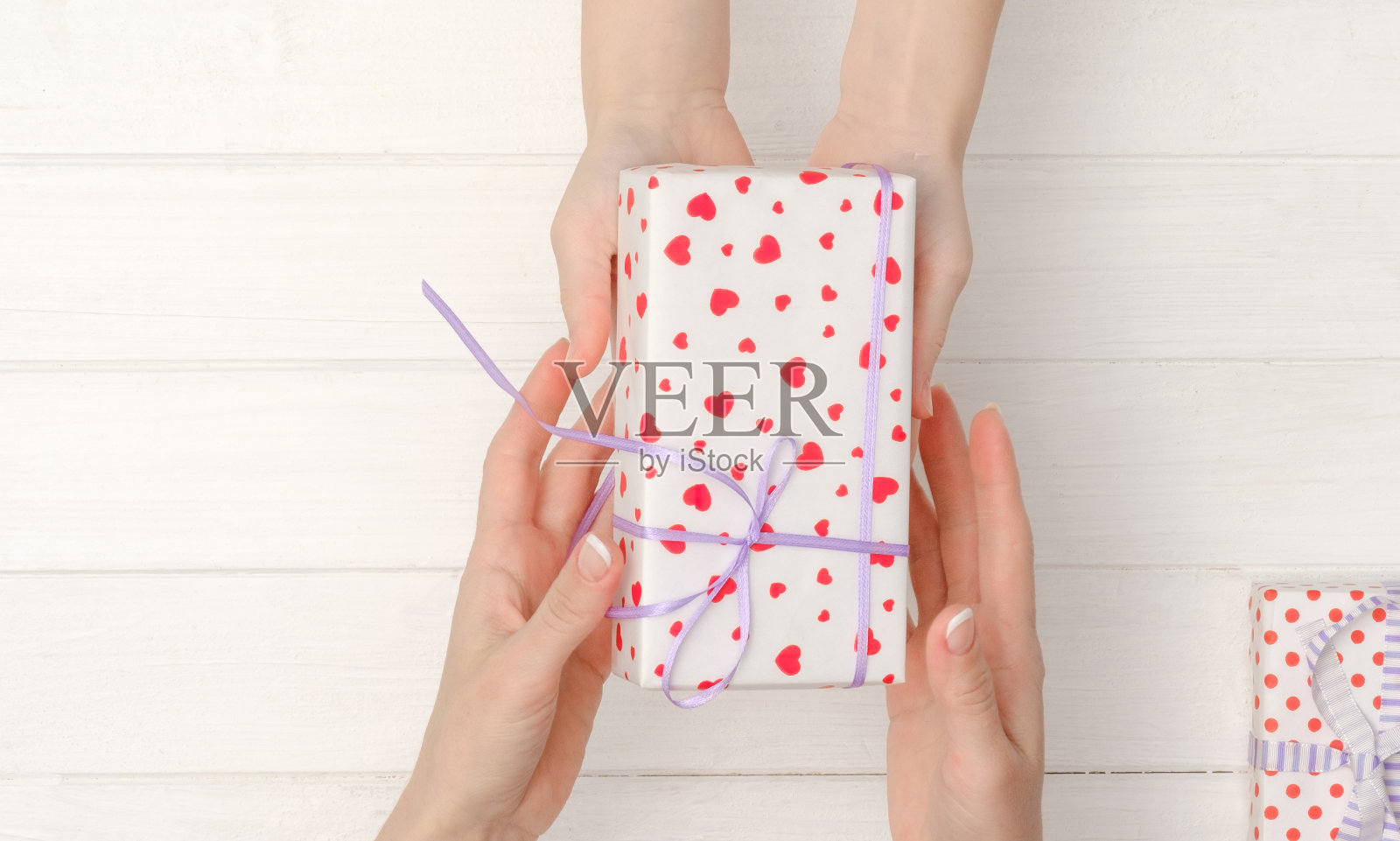 女孩手里拿着可爱的礼物盒照片摄影图片