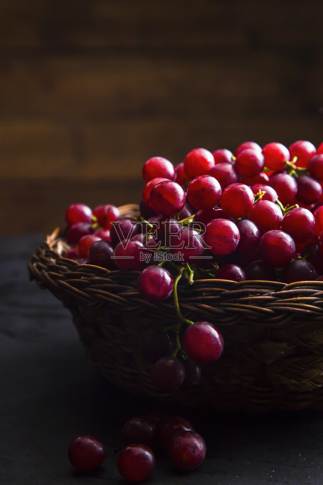 近距离观看多汁的葡萄在柳条碗照片摄影图片