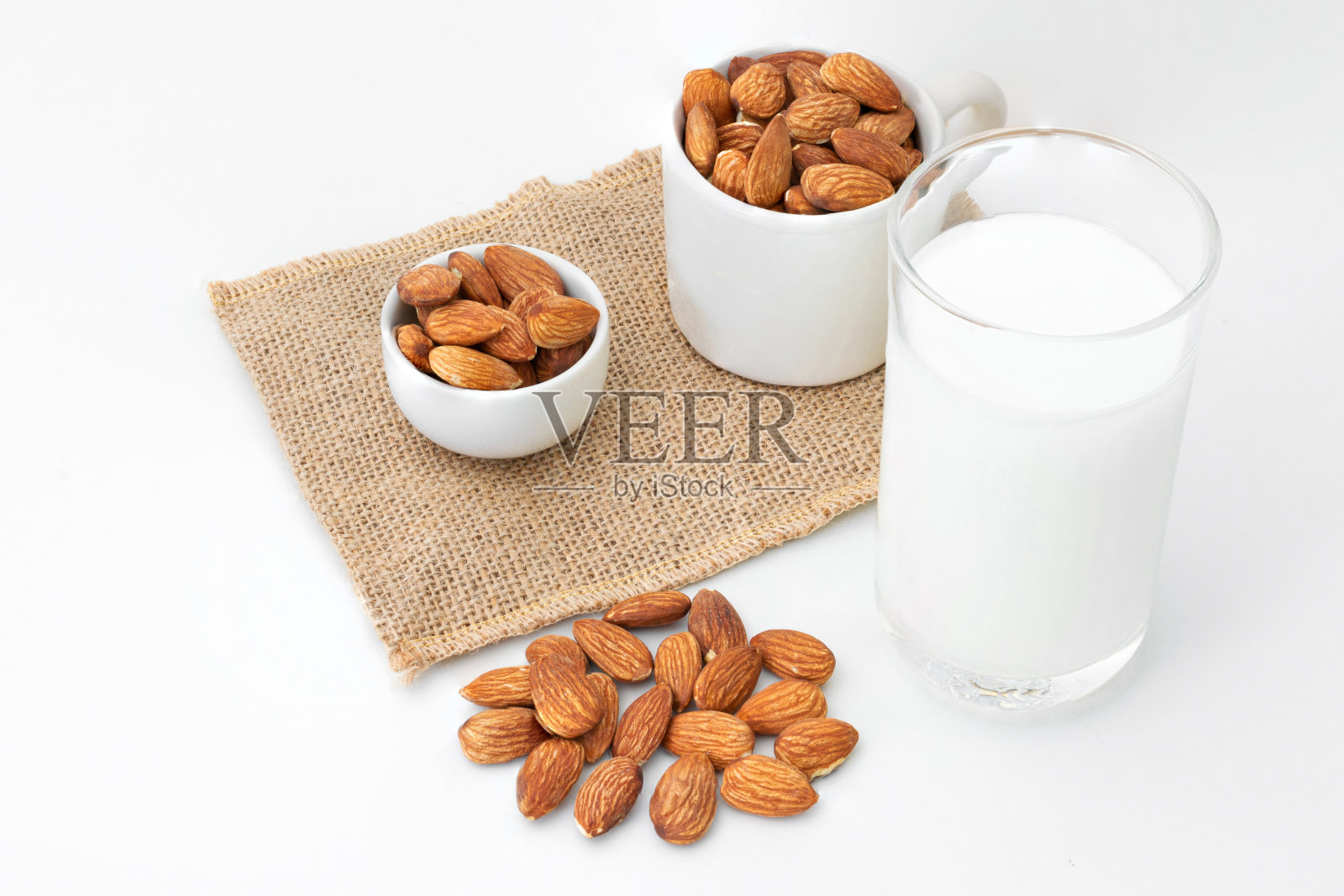 白色背景的牛奶杏仁杯照片摄影图片