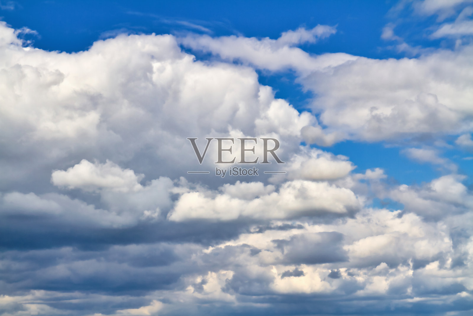 Cloudscape。蓝色的天空和灰色的云。阳光明媚的一天。积云。照片摄影图片