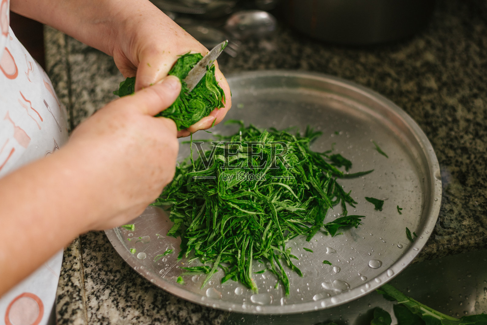 厨师切白菜照片摄影图片