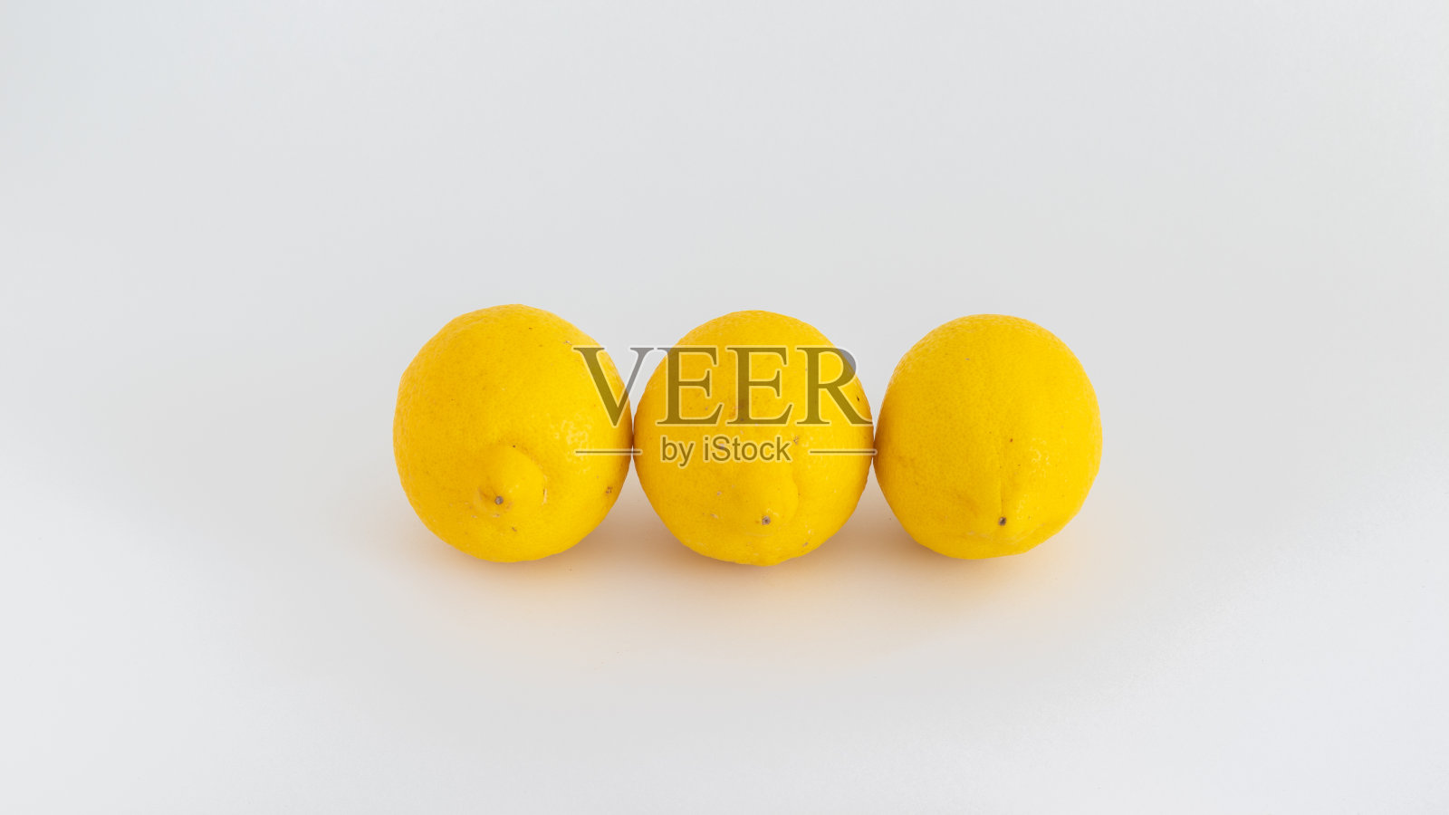 白色背景上的条纹、有机和新鲜柠檬照片摄影图片