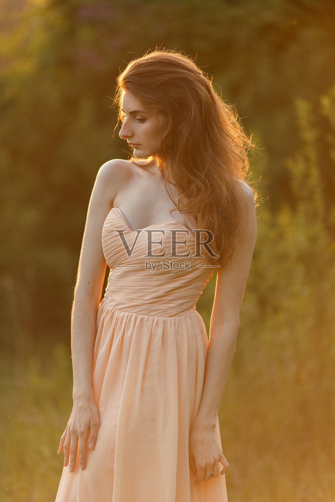 一个美丽的女孩的肖像在自然日落照片摄影图片