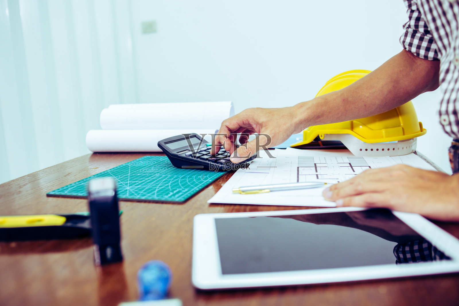 建筑施工项目部，有绘图设备照片摄影图片