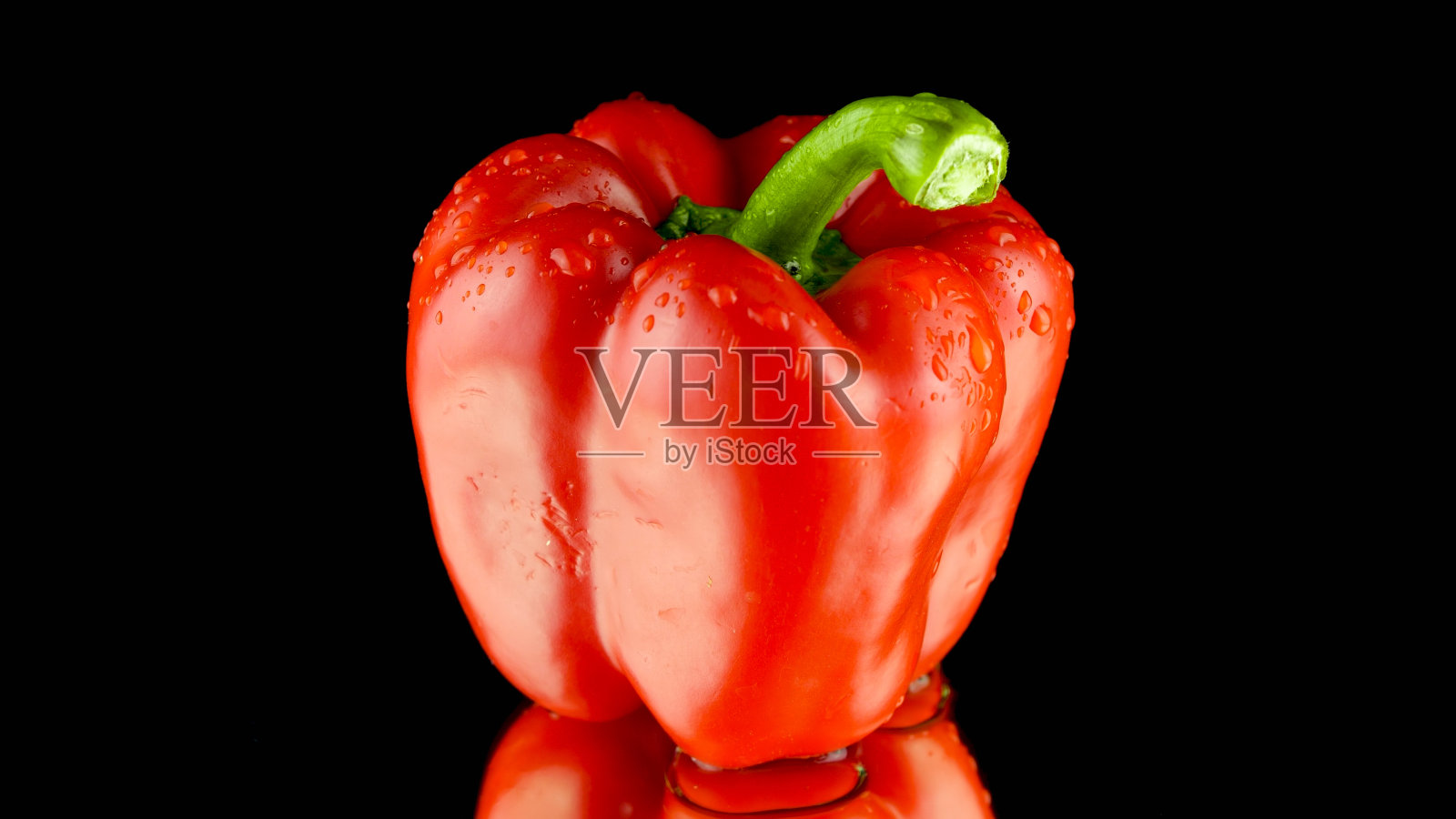 特写照片湿红灯笼椒在黑色的背景照片摄影图片