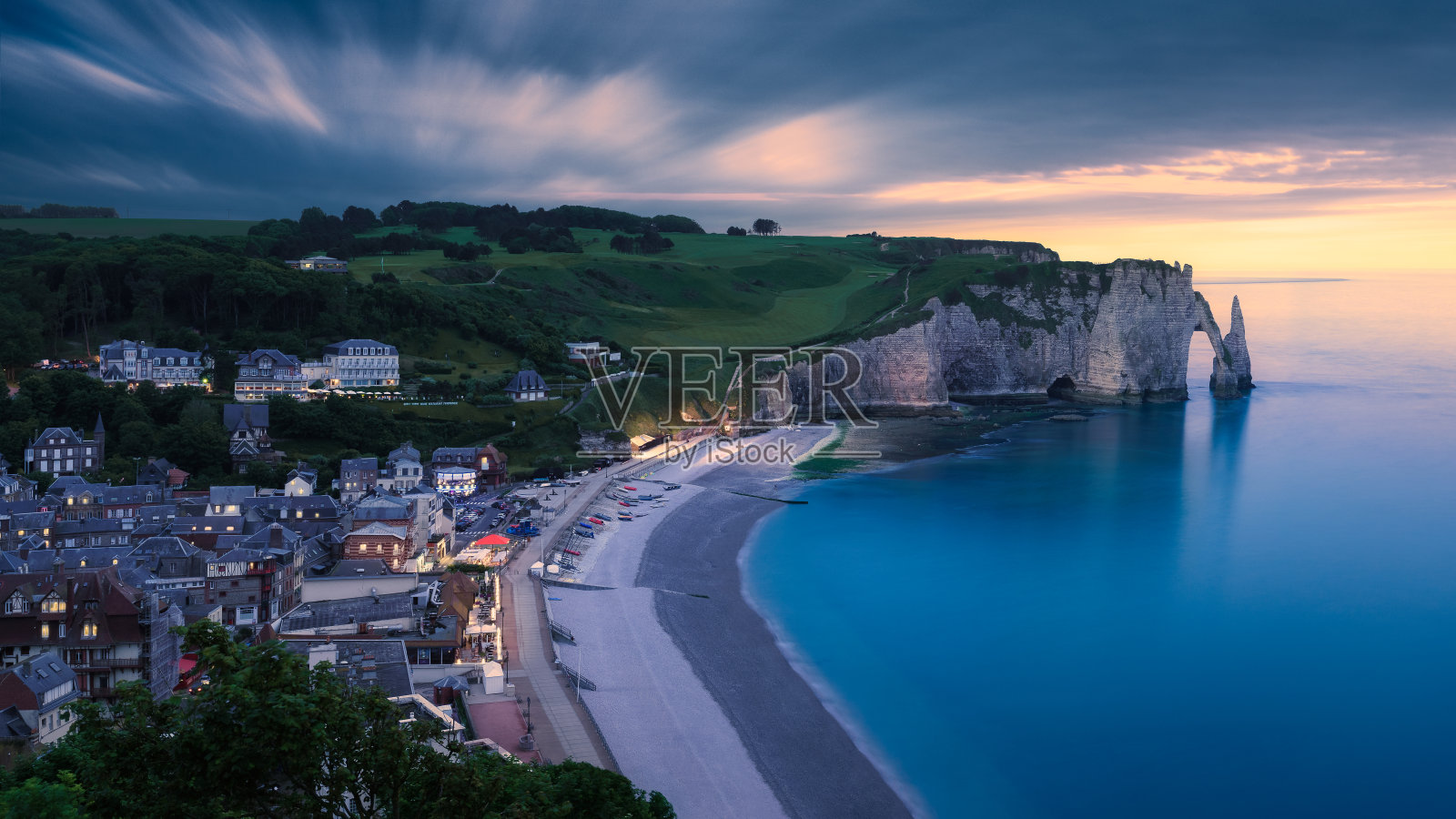 日落时分，法国诺曼底埃特尔塔的白垩悬崖照片摄影图片