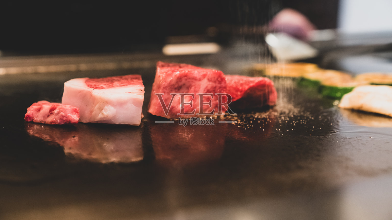 牛肉上放少许胡椒照片摄影图片