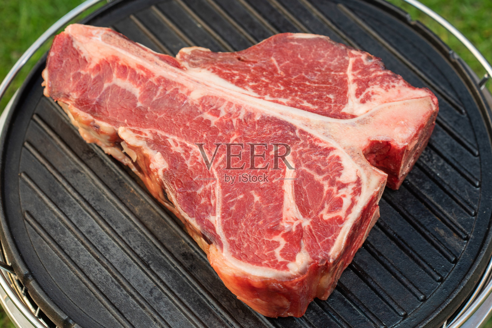 厚生t骨牛排配迷迭香调味照片摄影图片