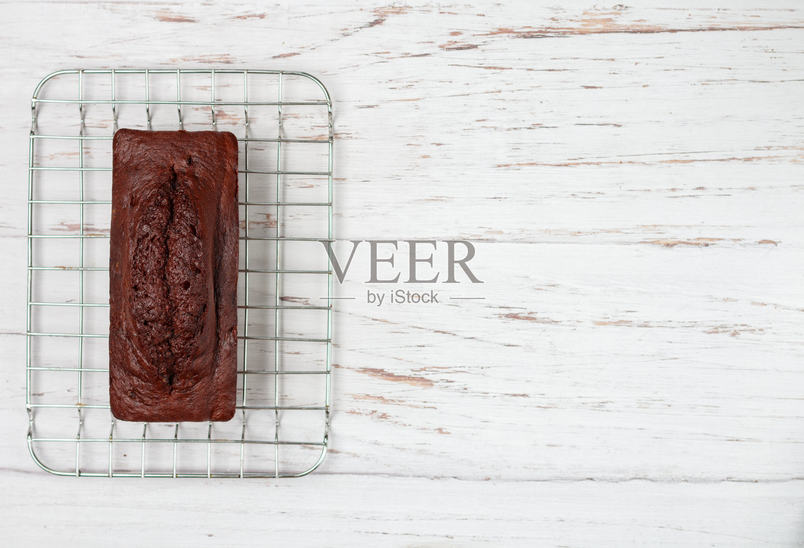 自制的巧克力磅糕。美味的早餐甜点。一个茶点在一个轻木桌上。选择性聚焦，复制空间照片摄影图片