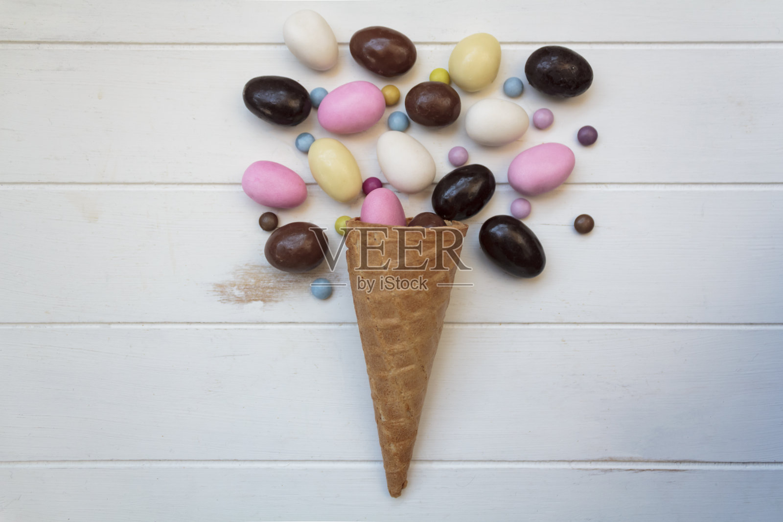 白色木桌上的甜杏仁蛋筒冰淇淋俯视图照片摄影图片