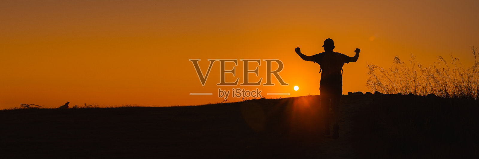 网站横幅漫游和冒险旅行剪影男子徒步旅行和站在山顶在夏季的季节照片摄影图片