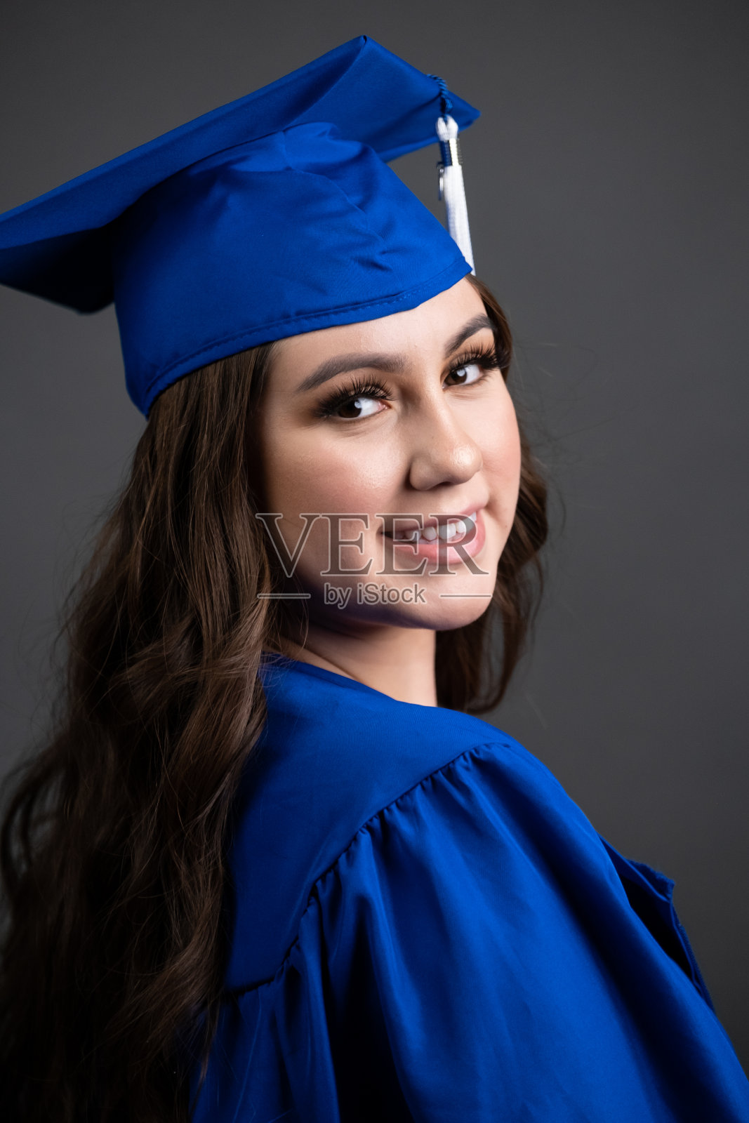 微笑的年轻女子庆祝她的毕业照片摄影图片